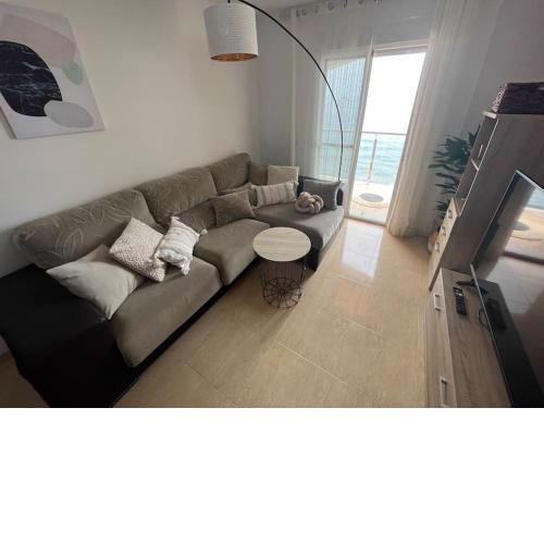 Apartamento a pie de playa con vistas al mar.