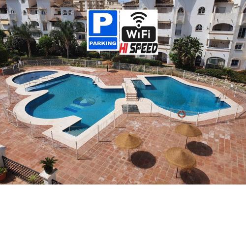Apartamento cerca de la playa, con piscina, jardín, garaje y WiFi