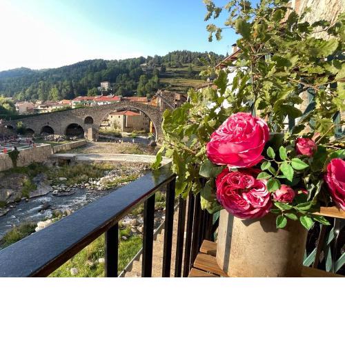 Apartamento colgante al río con vistas al puente
