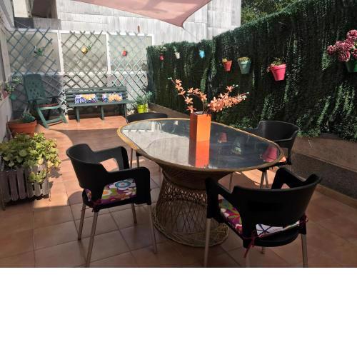 apartamento con amplia terraza cerca del hospital clínico