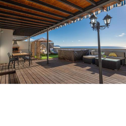 Apartamento con espaciosa terraza y vistas al mar