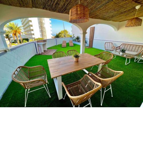 Apartamento con gran terraza junto a la playa