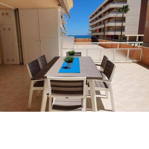 APARTAMENTO CON GRAN TERRAZA, PISCINA Y CON VISTAS AL MAR, A SOLO 50 m DE LA PLAYA