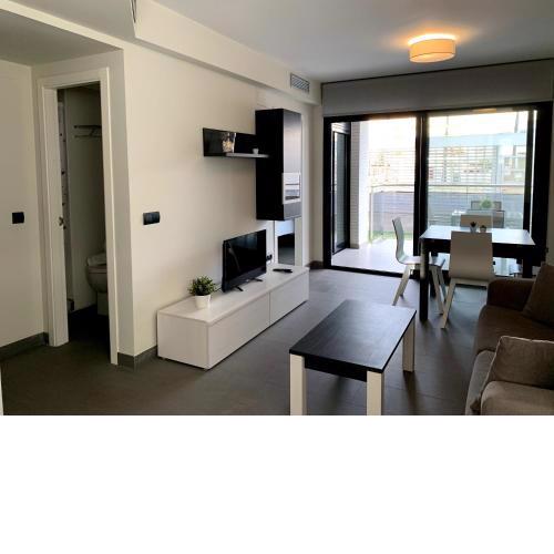 Apartamento con jardín en primera linea de playa con parking y piscina