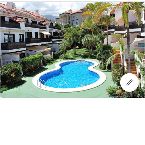 Apartamento con jardín y piscina B