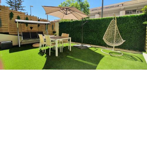 Apartamento con jardín y piscina