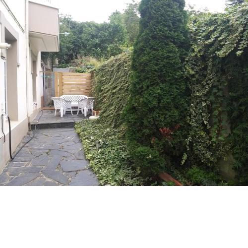 Apartamento con pequeño jardín en el centro