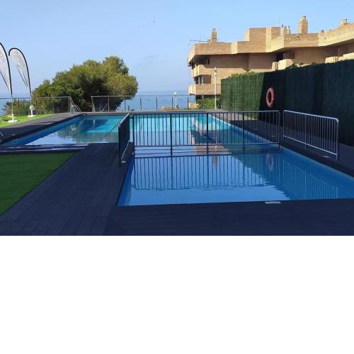 Apartamento con piscina al pie de playa .