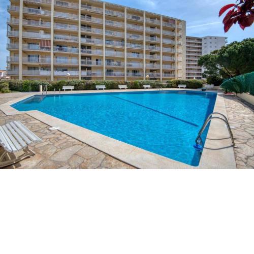 Apartamento con piscina junto a la playa