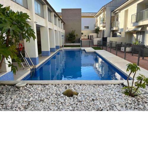 Apartamento con piscina, terraza, wifi y garaje