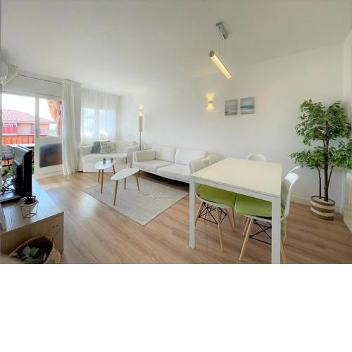 Apartamento Con Piscina y Gran Terraza con Vistas - Muy cerca de la playa, el centro y la estación