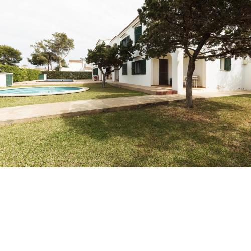 Apartamento con piscinas, al lado de la playa. Segunda linea de mar.