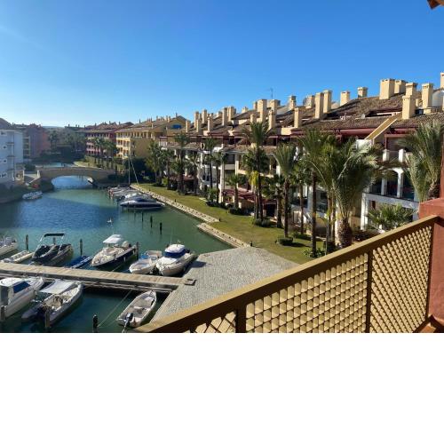 Apartamento con terraza sobre La Marina de Sotogrande