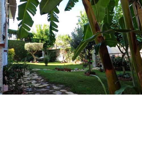 Apartamento con terraza y amplio jardín privado