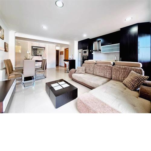 Apartamento con terraza y piscina