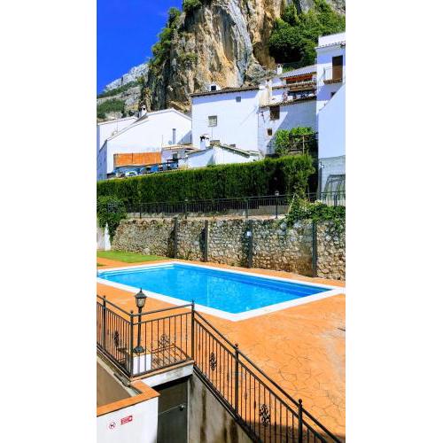 Apartamento con vistas a la piscina y al castillo templario