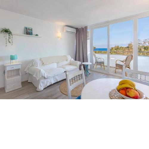 Apartamento con vistas al mar, terraza y piscina