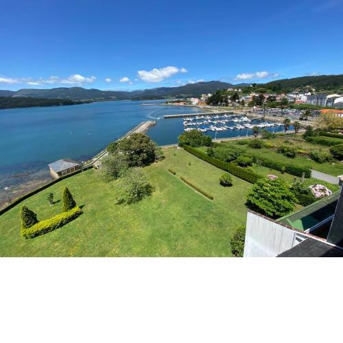 apartamento con vistas al mar y la montaña