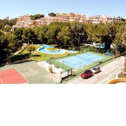 Apartamento con vistas, piscina, tenis y cine