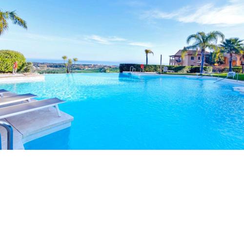 Apartamento de lujo en Marbella con maravillosas vistas al mar entre los campos de golf