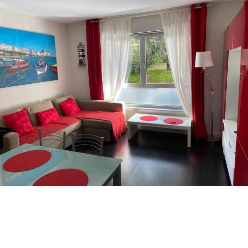 Apartamento de playa familiar, piscina y garaje.