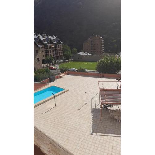 Apartamento dúplex acogedor con piscina en Rialp