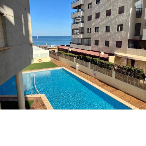Apartamento en la playa con parking y piscina