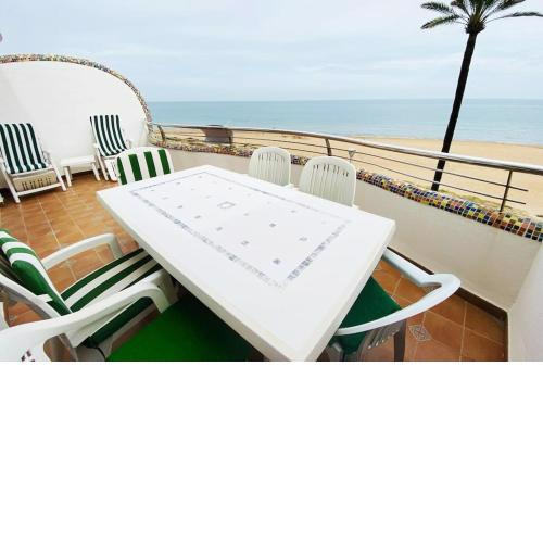 Apartamento en primera línea de playa con piscina y garaje gratuito