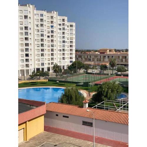 Apartamento en primera línea de playa con piscina.
