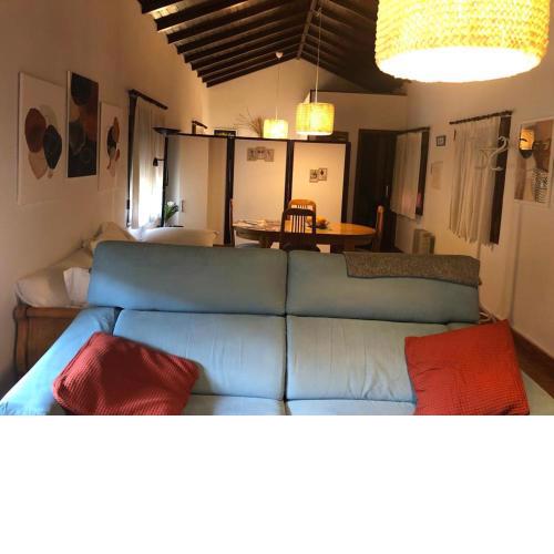 Apartamento estudio de 50m2, todo exterior y con patio, ideal para parejas, familias con niños pequeños y para hospedajes de largas estancias, con techo abuhardillado y una de las mejores vistas de Toledo