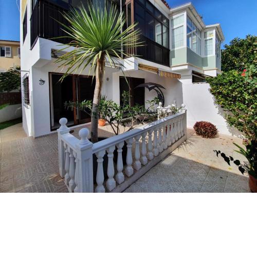 Apartamento Luminoso con Patio y Jardín