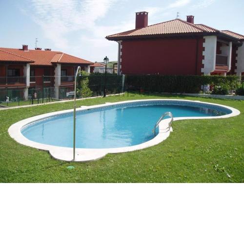 Apartamento Mar de Prellezo: parking y piscina comunitaria