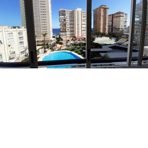 Apartamento mediterraneo, muy centrico, en Plaza Triangular, soleado, con jardines y piscina y la playa enfrente andando, con parking exterior comunitario