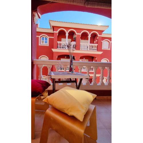 Apartamento rojo con vistas al mar