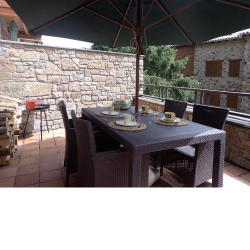 Apartamento rustico con terraza y jardín