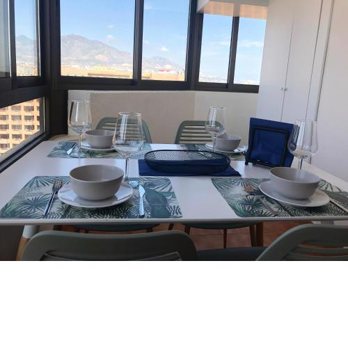 Apartamento Torre II Las Palmeras mit seitlichem Meerblick und Pool in Fuengirola