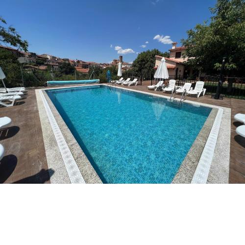 APARTAMENTOS DOÑA JIMENA DEL AMBROZ 4 Estrellas complejo único en el centro del pueblo - piscina abierta