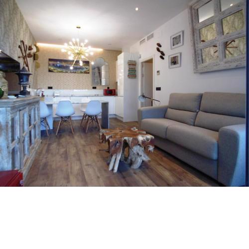 Apartamentos LOLA y MANUELA en primera línea playa Carihuela con excelente Terraza-jardin de 80 m2 frente al Mar con aparcamiento privado Ideal para descansar oyendo las olas del Mar