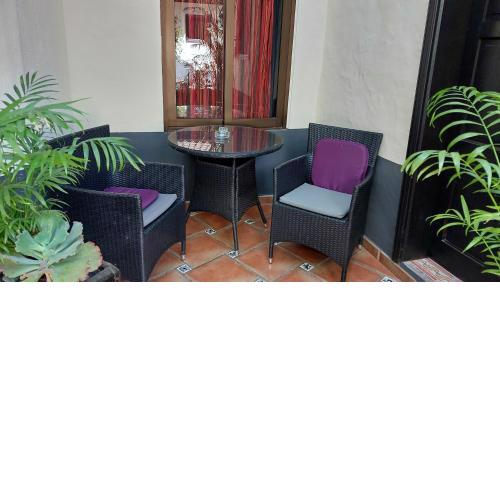 Apartamentos-Monasterio-de-San-Antonio-Mediterranes-Apartment-mit-kleiner-Terrasse-im-Innenhof