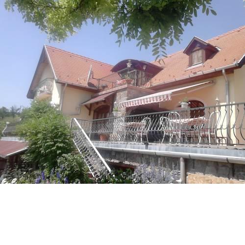 Apartmanház Klára