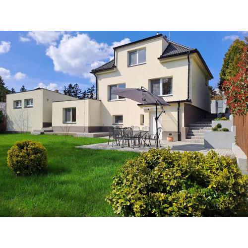 Apartmánový dům se zahradou v klidné části Prahy
