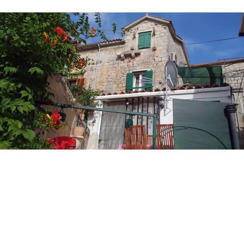 Apartment Alena with terrace and garden Center Jelsa