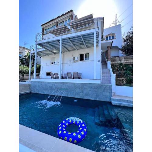 Apartment C in a villa with heated swimming pool & jacuzzi