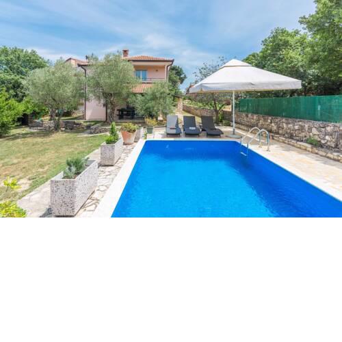 Apartment Cerin with Private Pool