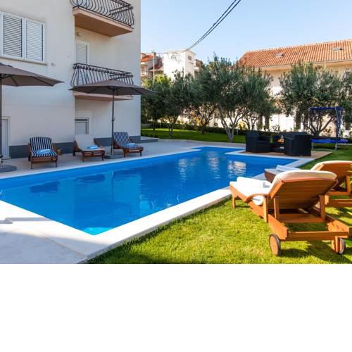 Apartment Charming Apartment With Pool