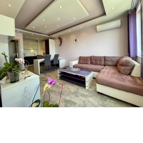 Апартамент Чаролит / Apartment Charoite