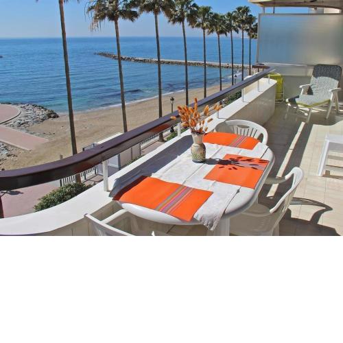 Apartment Facing the Sea and Marina