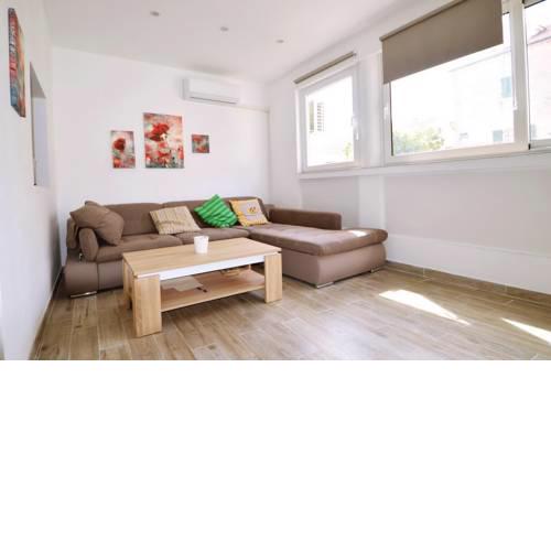 Apartment in Betina 37149