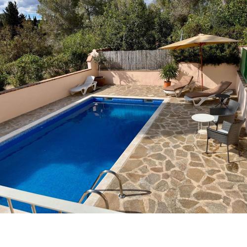 Apartment in country house with views and pool