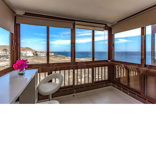 Apartment in front of the ocean, espectacular view, pool and WiFi
